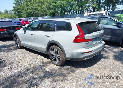 2025 Volvo V60 Cross Country B5 Plus z USA, uszkodzony, nr VIN YV4L12WK2S2149755